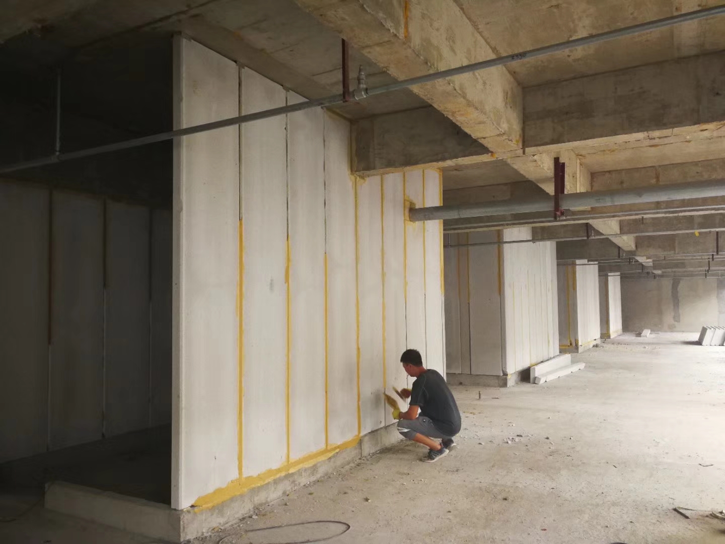 城关无机发泡轻骨料混凝土隔墙板施工技术性能研究